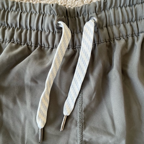 Vuori Women's Active Clementine Shorts 2.5" Inseam in Olive Green Size M - Picture 2 of 7